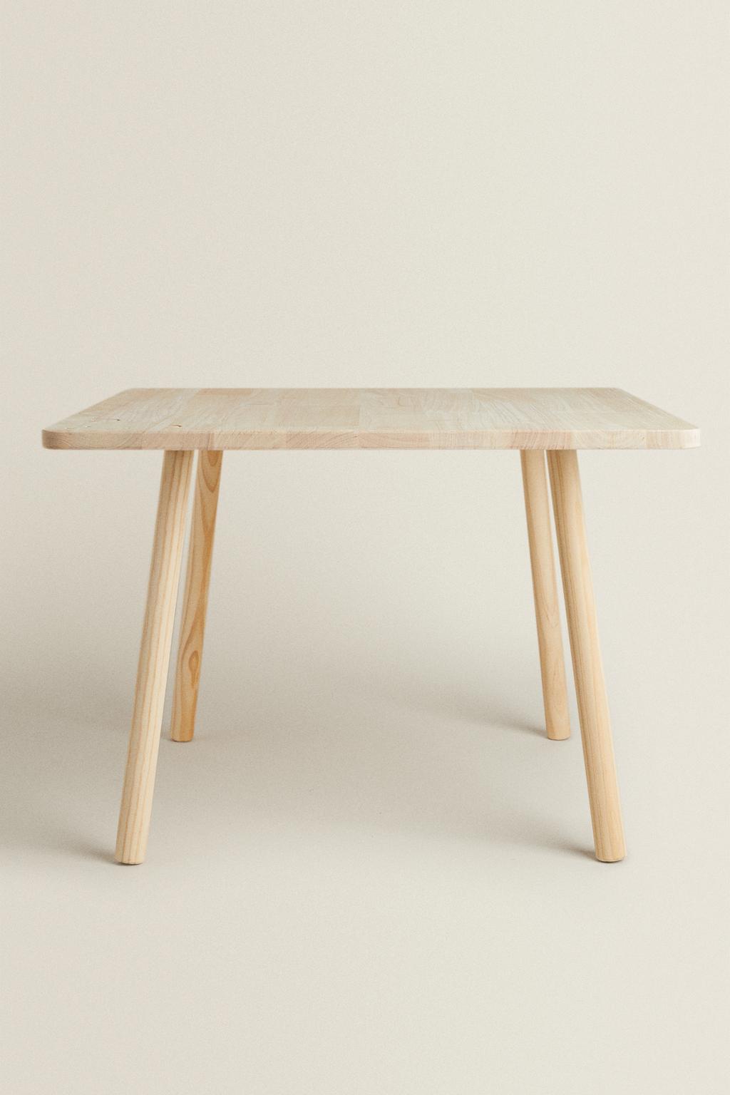 Деревянный стол с медвежьим узором