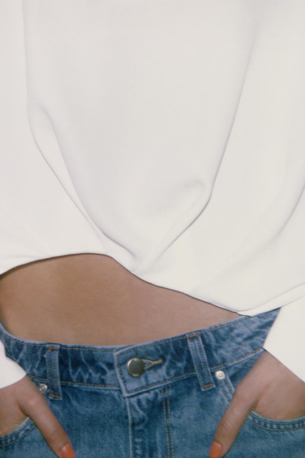 РУБАШКА С АСИММЕТРИЧНЫМ НИЗОМ И СКЛАДКАМИ