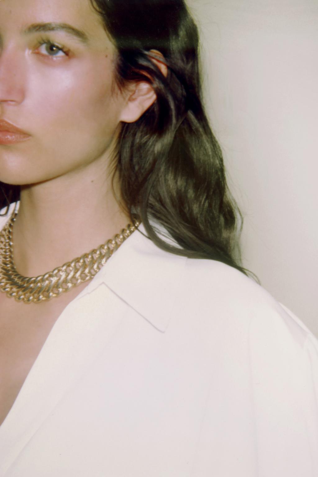 РУБАШКА С АСИММЕТРИЧНЫМ НИЗОМ И СКЛАДКАМИ