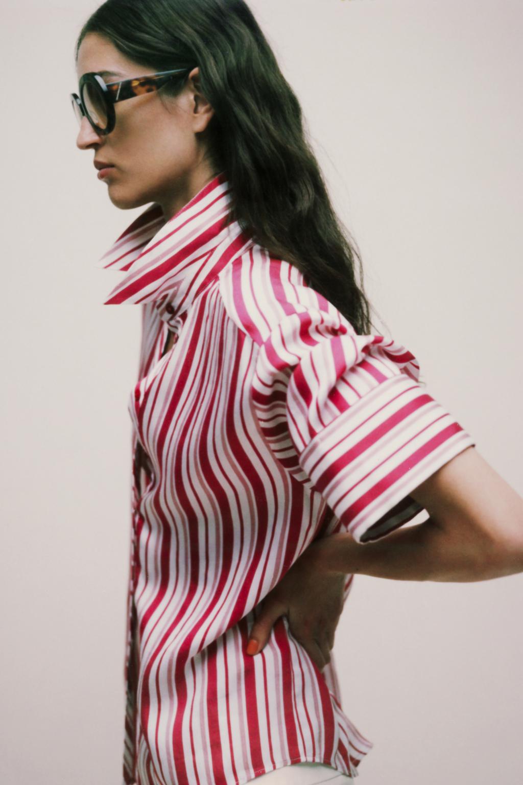 РУБАШКА В ПОЛОСКУ С ОТВОРОТАМИ НА РУКАВАХ