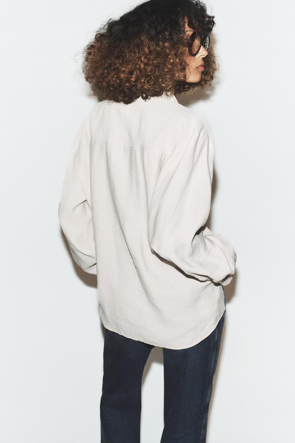 СТРУЯЩАЯСЯ РУБАШКА С ВЫСОКИМ ВОРОТНИКОМ