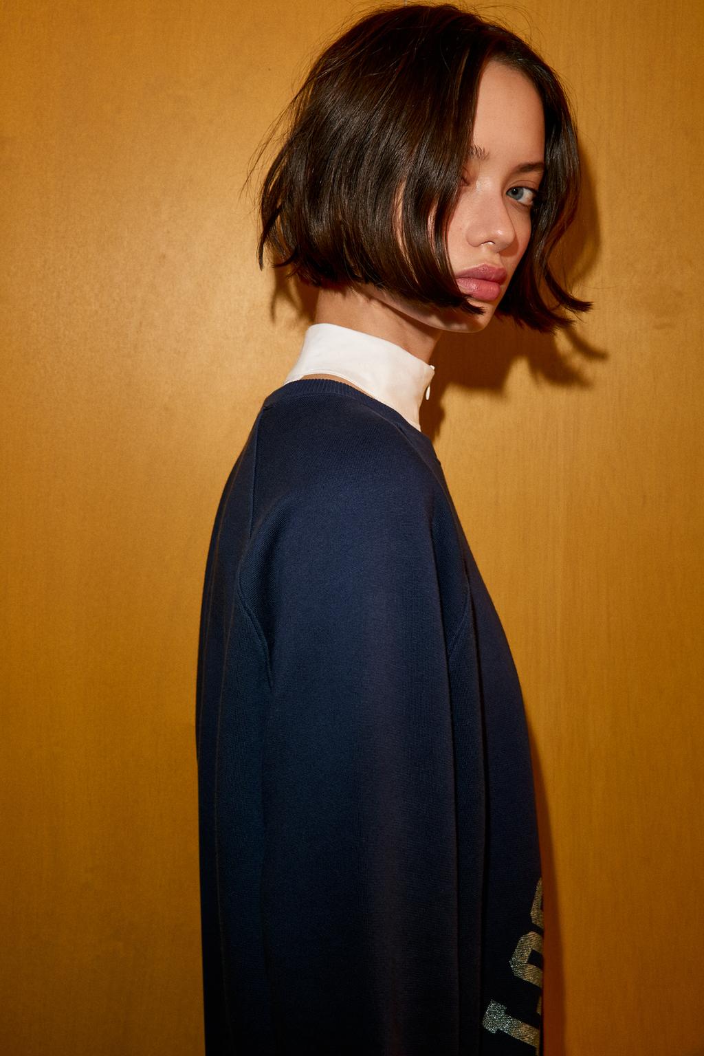 ТОЛСТОВКА С ТЕКСТОМ ИЗ ФОЛЬГИ