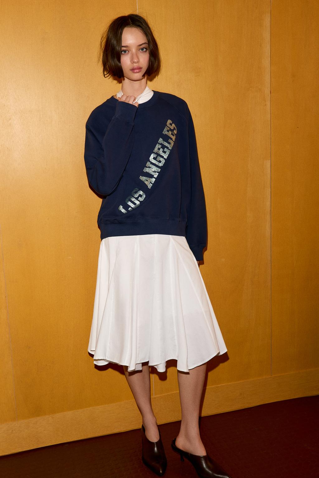 ТОЛСТОВКА С ТЕКСТОМ ИЗ ФОЛЬГИ