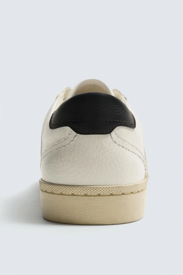 Кроссовки с контрастной подошвой