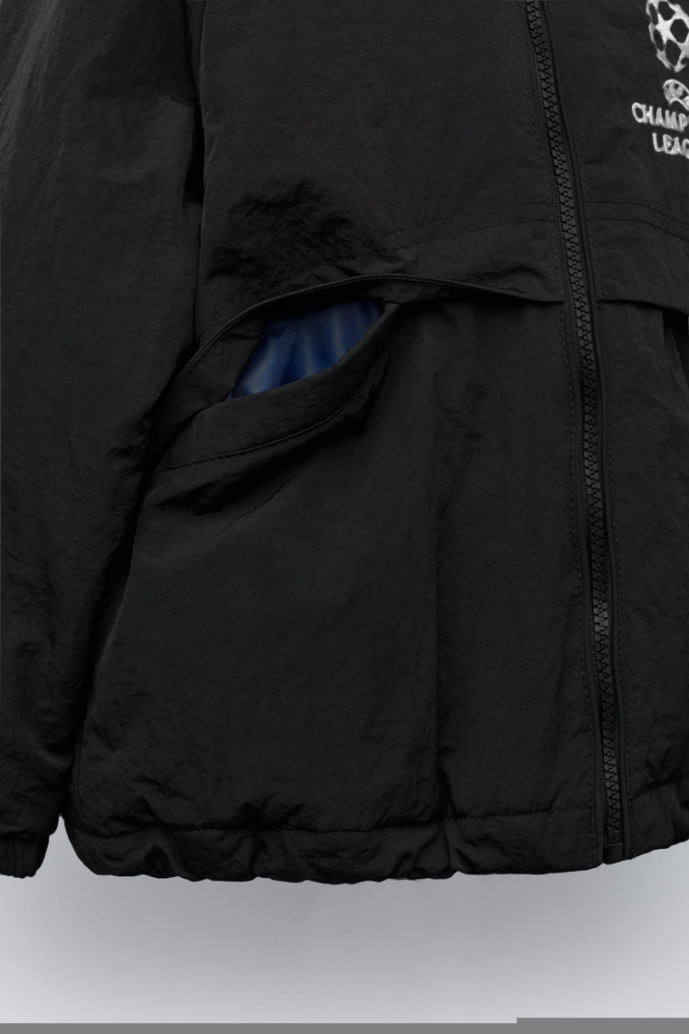 КУРТКА С ПОТАЙНЫМ КАПЮШОНОМ WATER REPELLENT UEFA CHAMPIONS LEAGUE ®