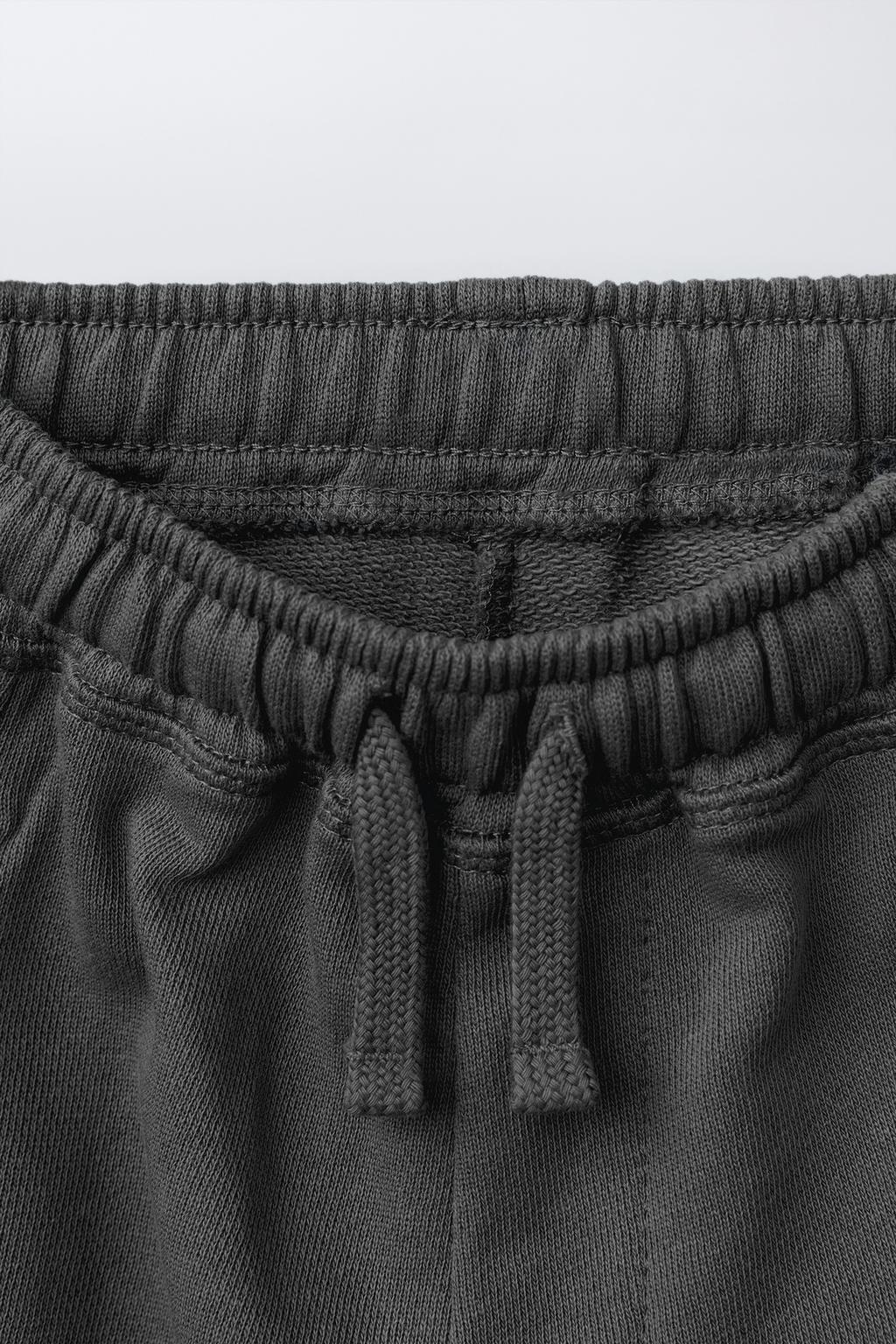 БРЮКИ BARREL ИЗ МЯГКОЙ ТКАНИ С НАШИВКОЙ