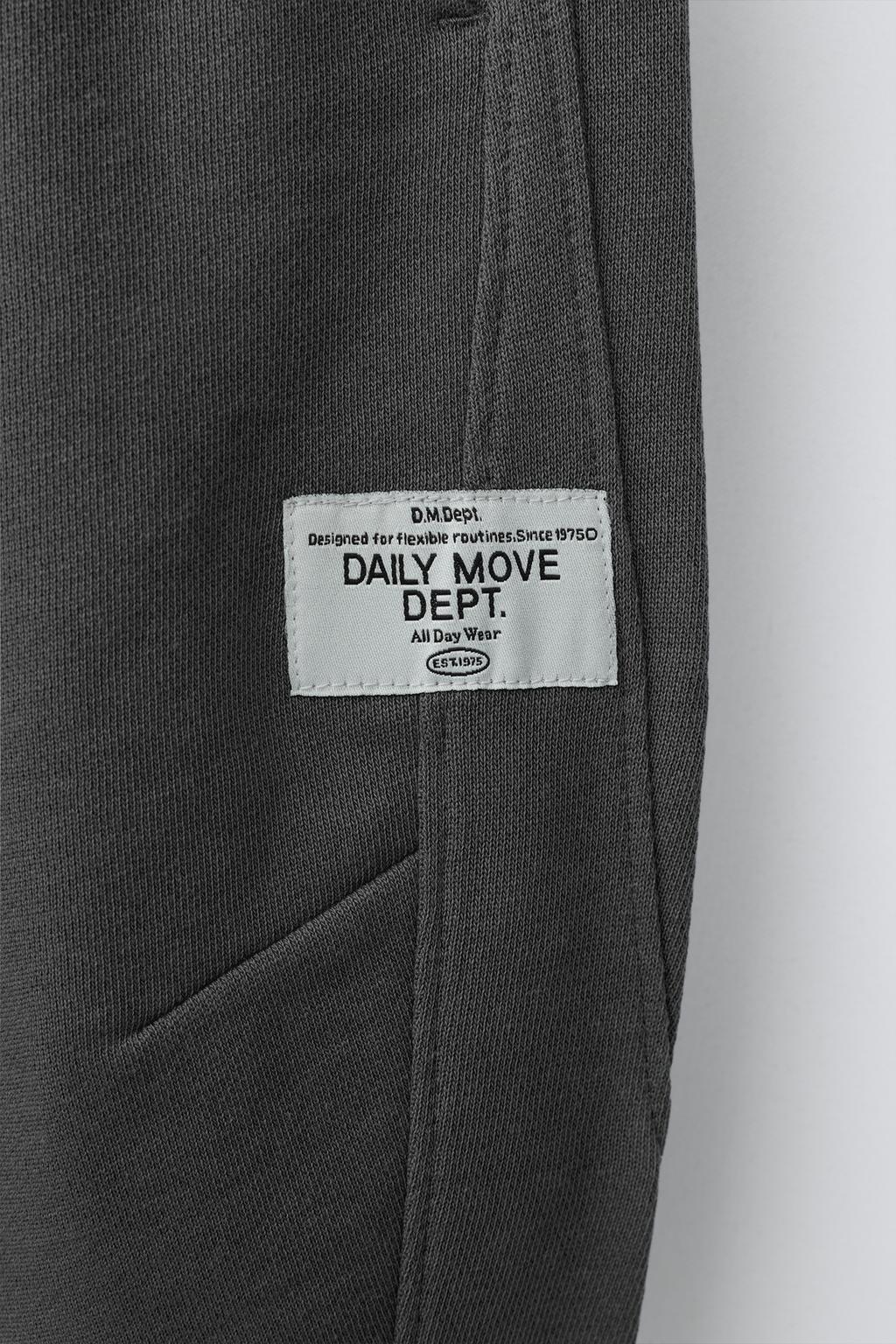 БРЮКИ BARREL ИЗ МЯГКОЙ ТКАНИ С НАШИВКОЙ