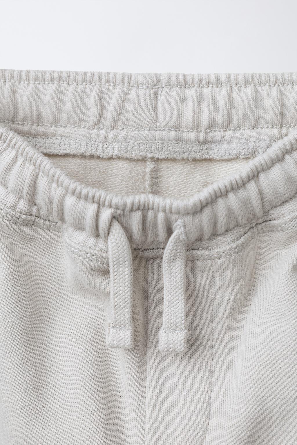 БРЮКИ BARREL ИЗ МЯГКОЙ ТКАНИ С НАШИВКОЙ