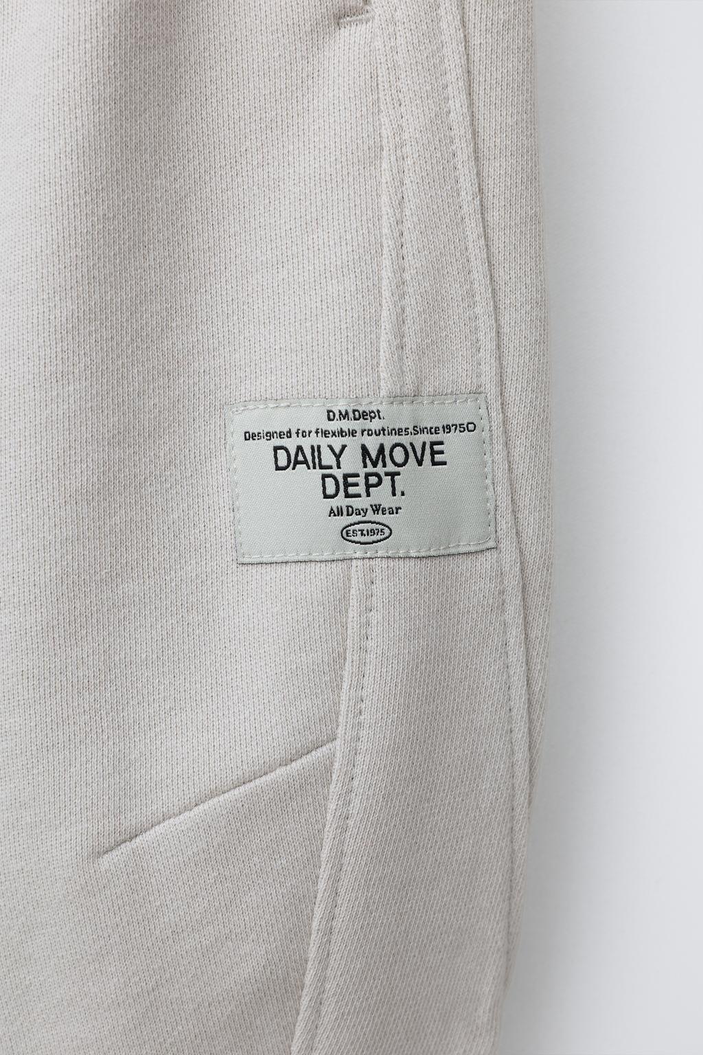 БРЮКИ BARREL ИЗ МЯГКОЙ ТКАНИ С НАШИВКОЙ