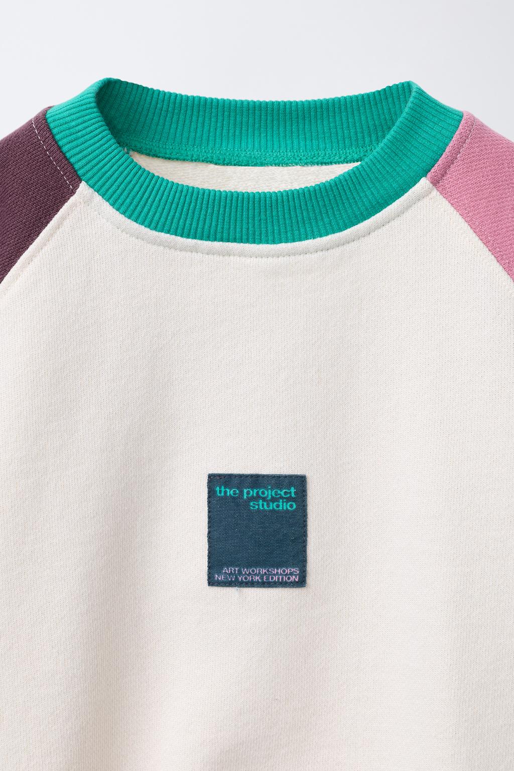 ТОЛСТОВКА С ЦВЕТНЫМИ БЛОКАМИ И НАШИВКОЙ