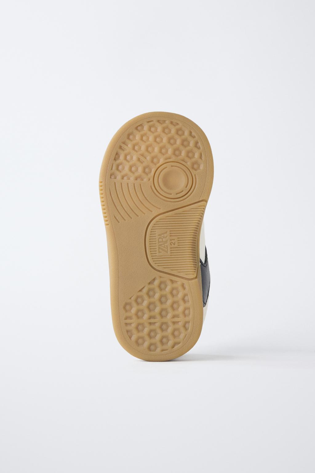 Кроссовки с контрастными деталями