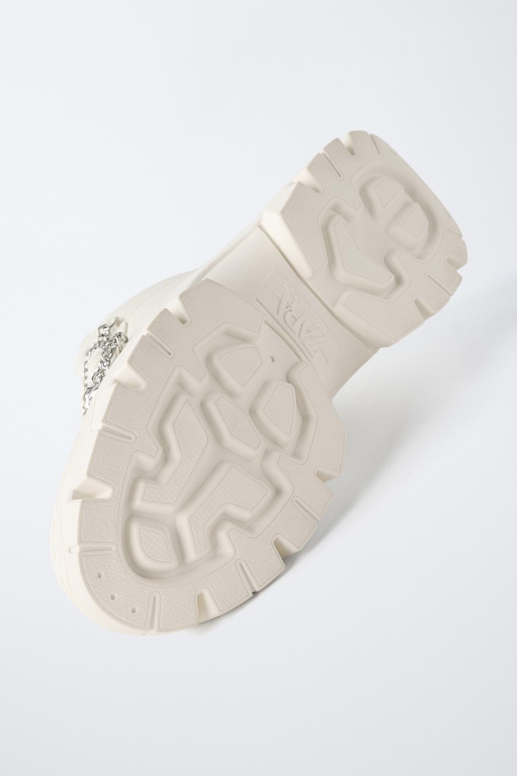 СПОРТИВНЫЕ БОТИНКИ НА ОБЪЕМНОЙ ПОДОШВЕ С ПОДВЕСКАМИ