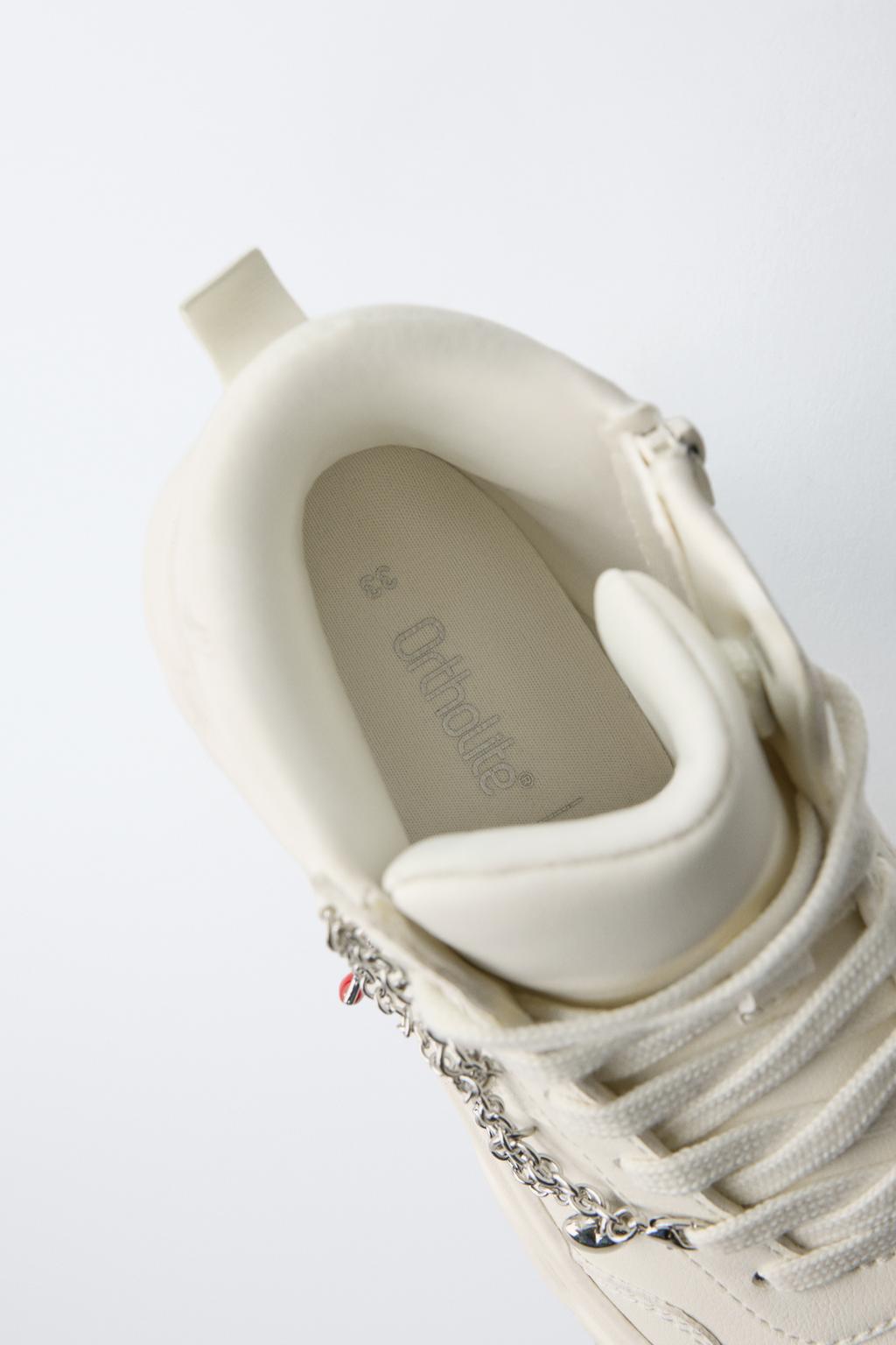 СПОРТИВНЫЕ БОТИНКИ НА ОБЪЕМНОЙ ПОДОШВЕ С ПОДВЕСКАМИ