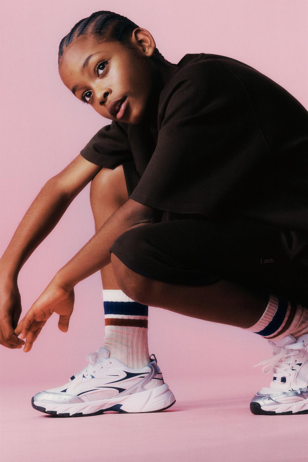 КОМПЛЕКТ ИЗ ФУТБОЛКИ И ШОРТОВ-БЕРМУДОВ ИЗ ТКАНИ ИНТЕРЛОК С НАДПИСЬЮ