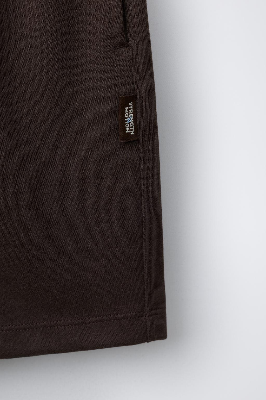 КОМПЛЕКТ ИЗ ФУТБОЛКИ И ШОРТОВ-БЕРМУДОВ ИЗ ТКАНИ ИНТЕРЛОК С НАДПИСЬЮ