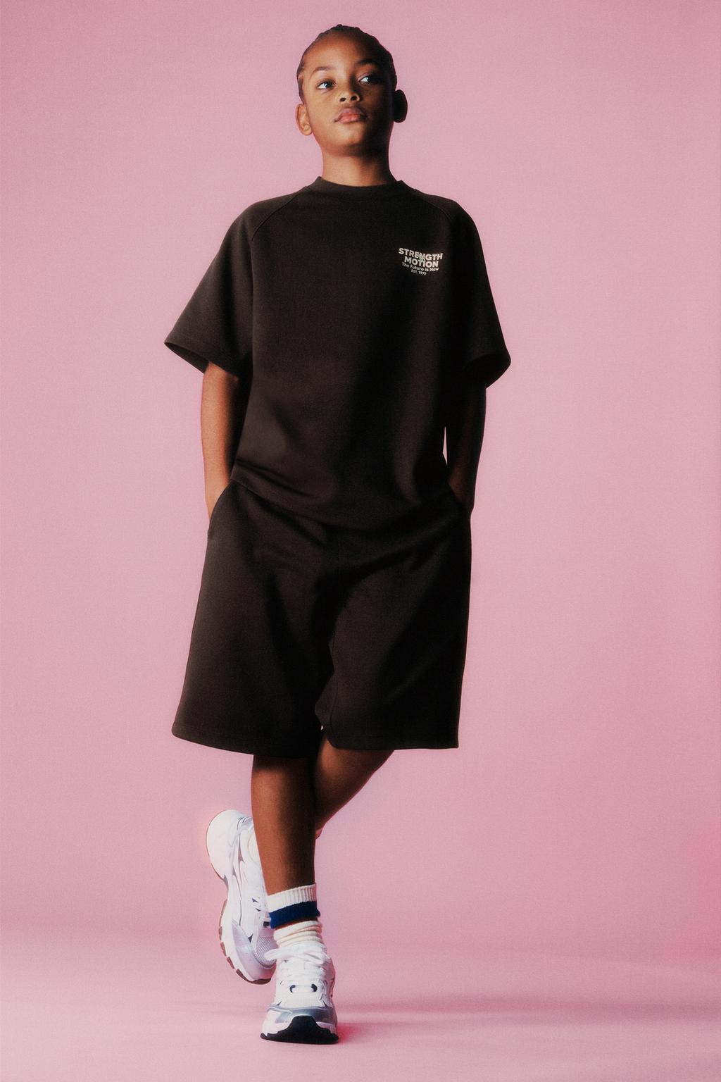 КОМПЛЕКТ ИЗ ФУТБОЛКИ И ШОРТОВ-БЕРМУДОВ ИЗ ТКАНИ ИНТЕРЛОК С НАДПИСЬЮ