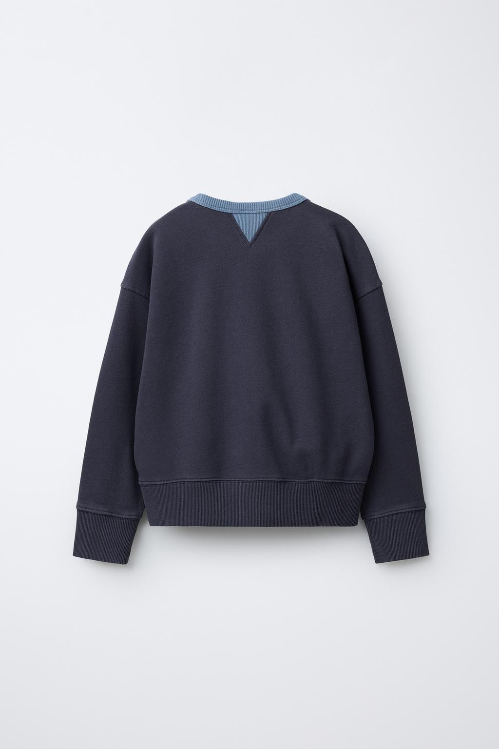 ТОЛСТОВКА С КОНТРАСТНЫМ ВОРОТНИКОМ И ДЕКОРАТИВНЫМИ ШВАМИ