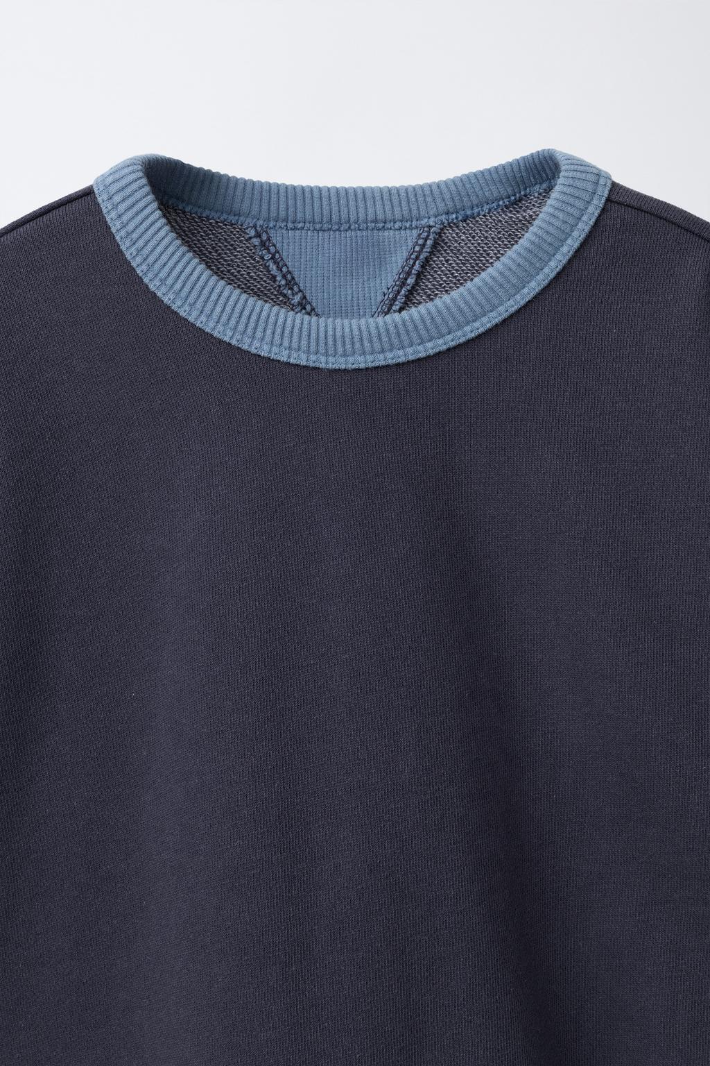 ТОЛСТОВКА С КОНТРАСТНЫМ ВОРОТНИКОМ И ДЕКОРАТИВНЫМИ ШВАМИ