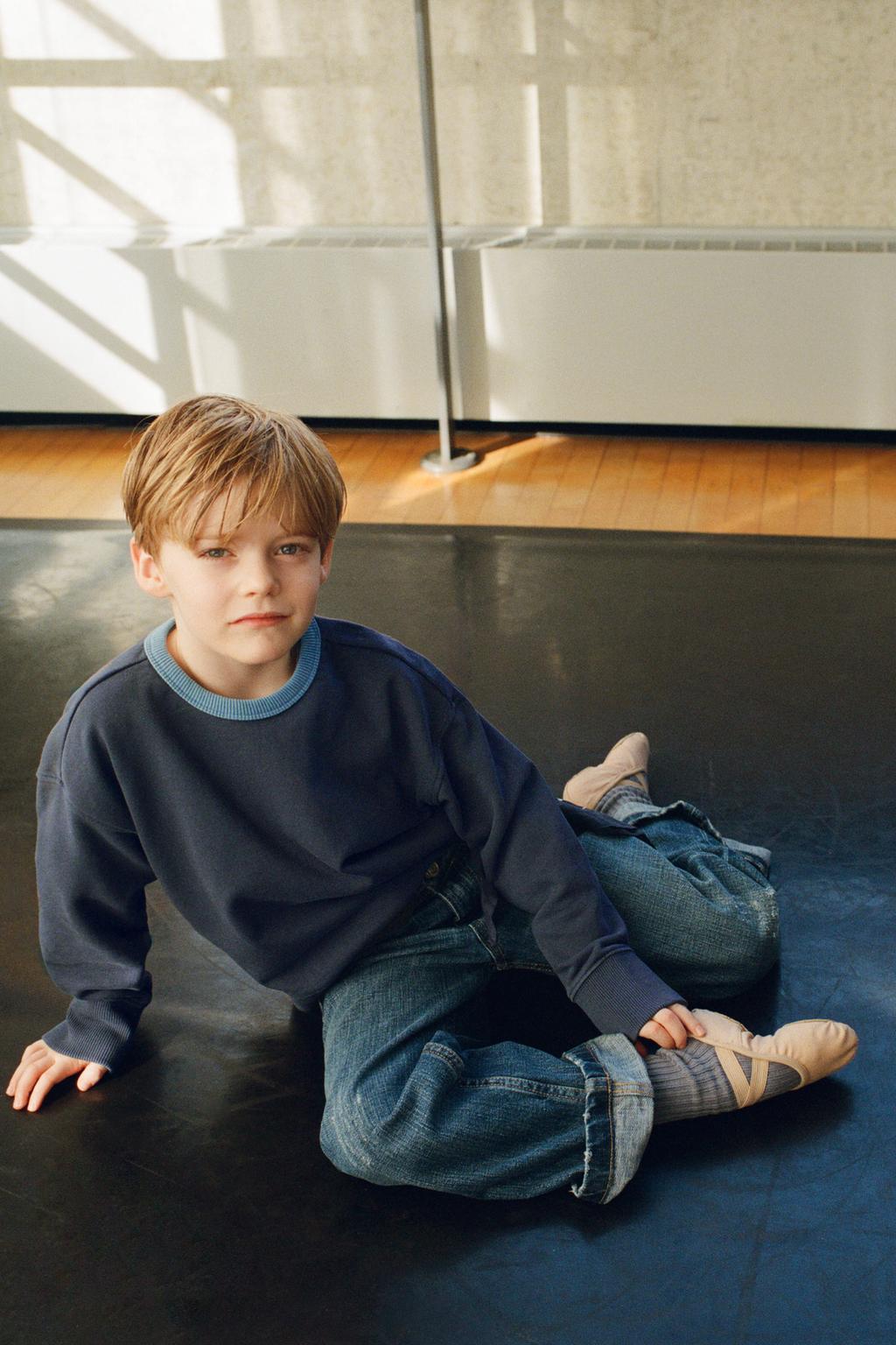 ТОЛСТОВКА С КОНТРАСТНЫМ ВОРОТНИКОМ И ДЕКОРАТИВНЫМИ ШВАМИ