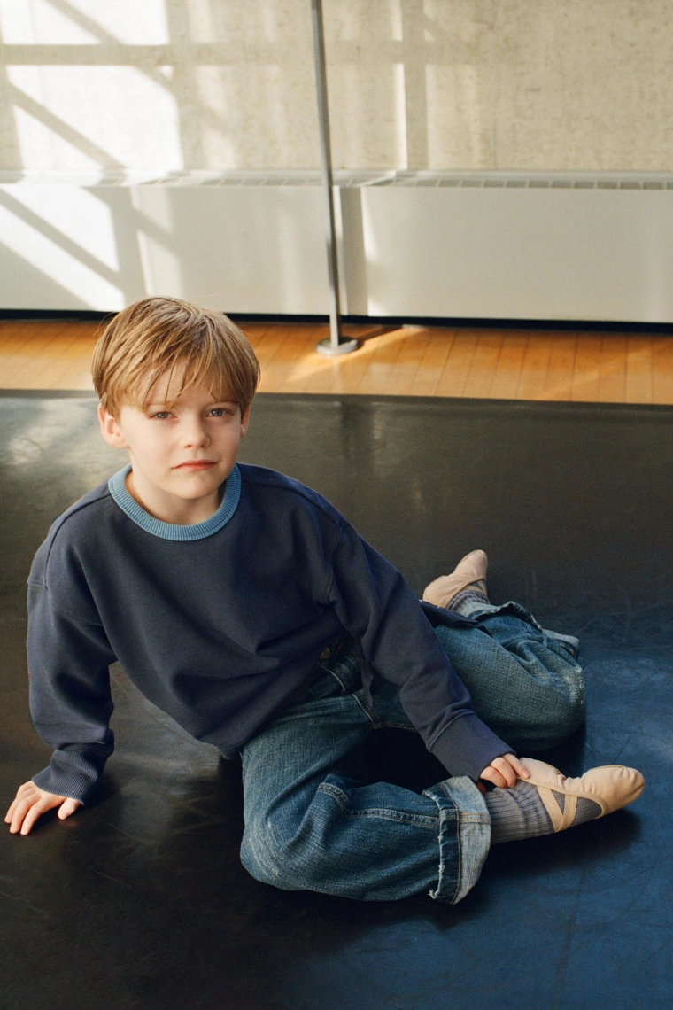 Джинсы свободного кроя с отворотами по краю