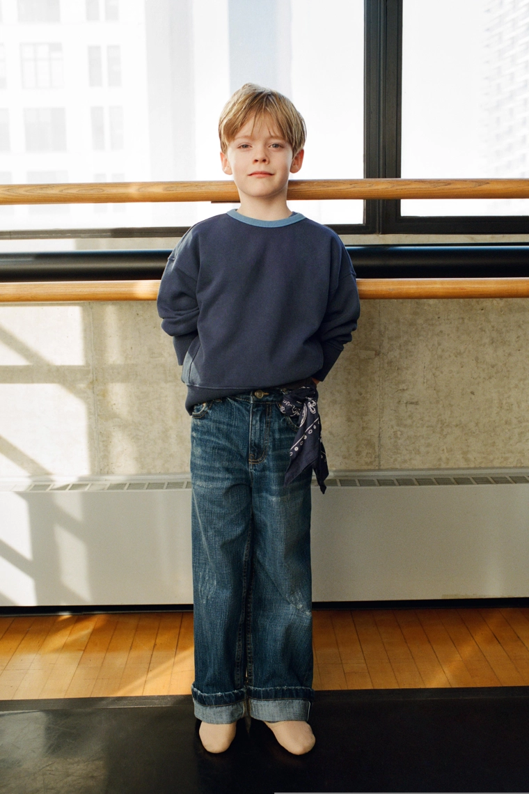 Джинсы свободного кроя с отворотами по краю