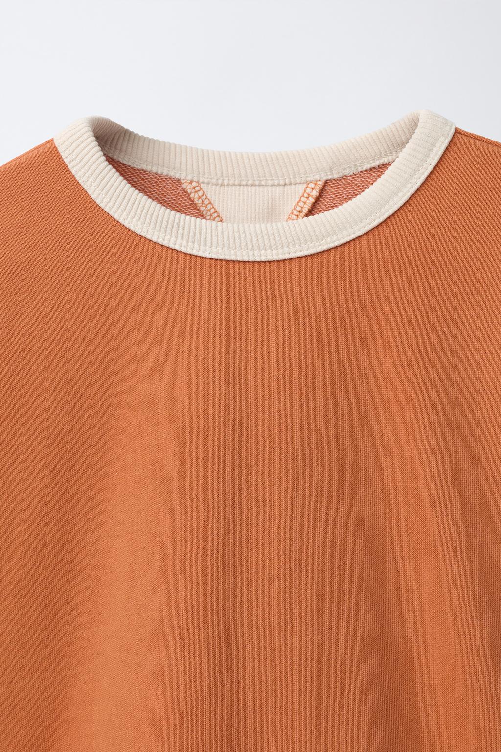 ТОЛСТОВКА С КОНТРАСТНЫМ ВОРОТНИКОМ И ДЕКОРАТИВНЫМИ ШВАМИ