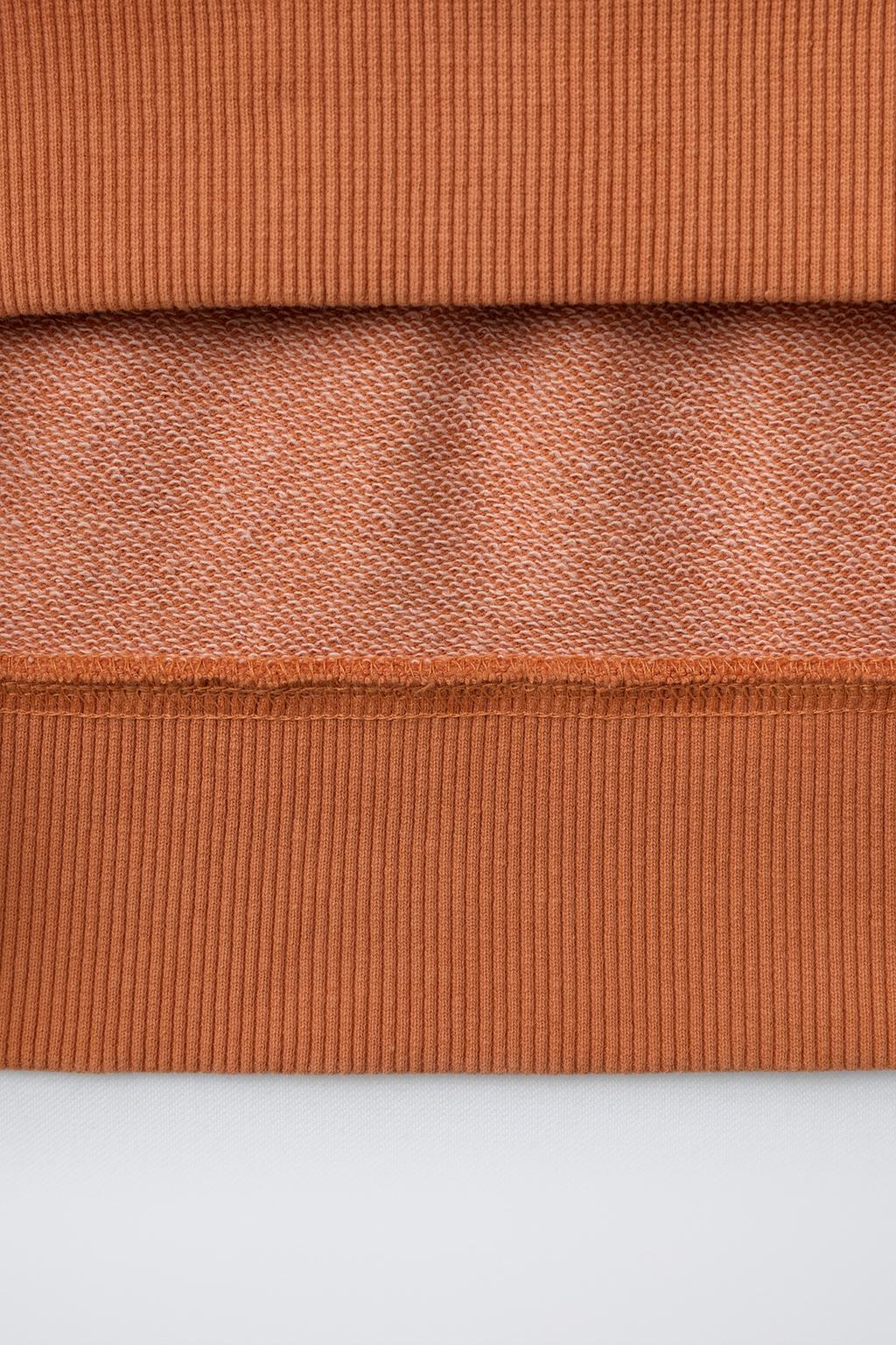 ТОЛСТОВКА С КОНТРАСТНЫМ ВОРОТНИКОМ И ДЕКОРАТИВНЫМИ ШВАМИ