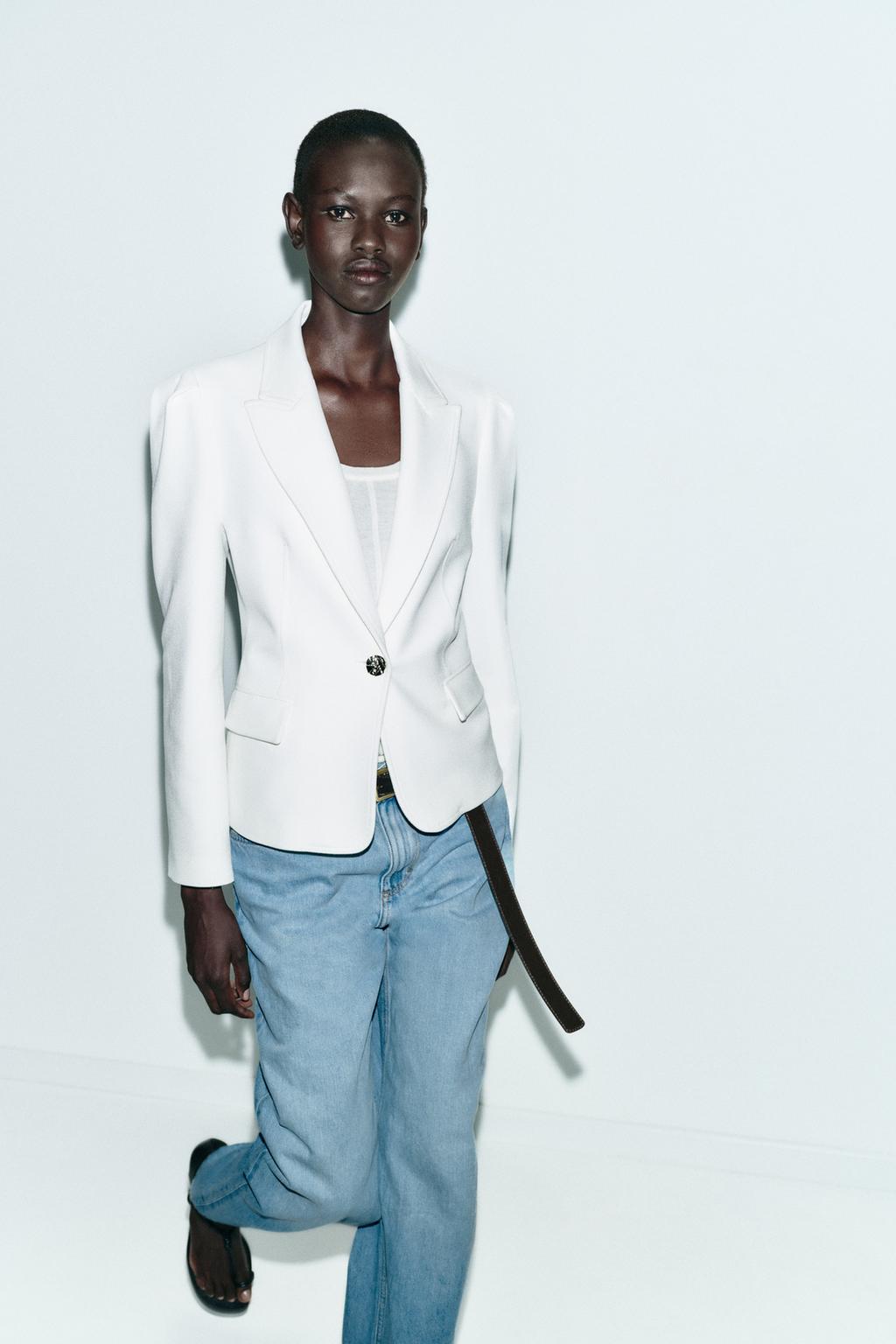 ПРИТАЛЕННЫЙ БЛЕЙЗЕР С ВЫРАЖЕННЫМИ ПЛЕЧАМИ