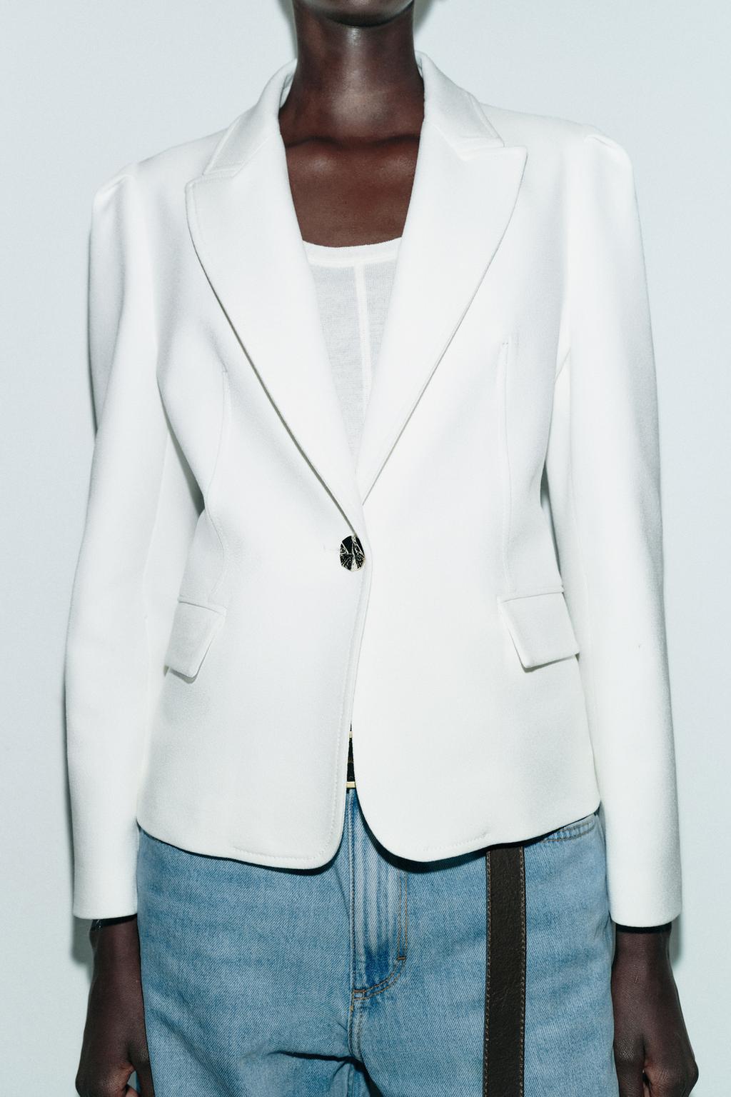 ПРИТАЛЕННЫЙ БЛЕЙЗЕР С ВЫРАЖЕННЫМИ ПЛЕЧАМИ