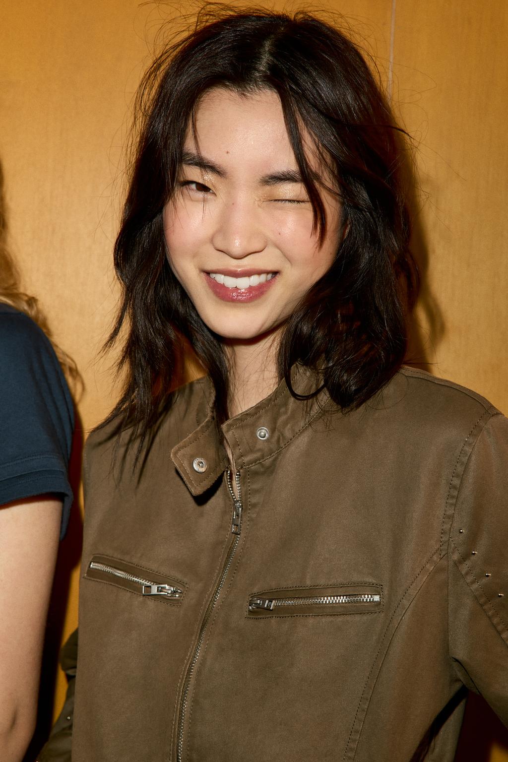 КУРТКА С ЗАКЛЕПКАМИ И ЭФФЕКТОМ ПОТЕРТОСТИ