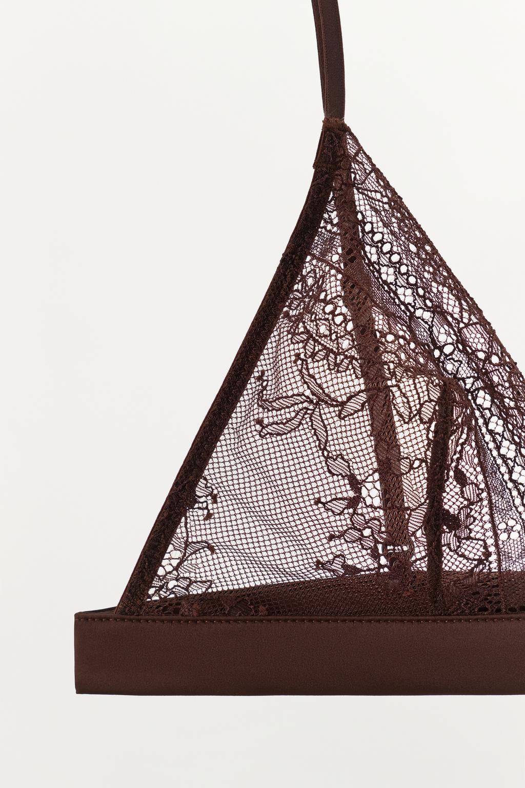 БЮСТГАЛЬТЕР С ТРЕУГОЛЬНЫМИ ЧАШКАМИ И КОНТРАСТНЫМ КРУЖЕВОМ