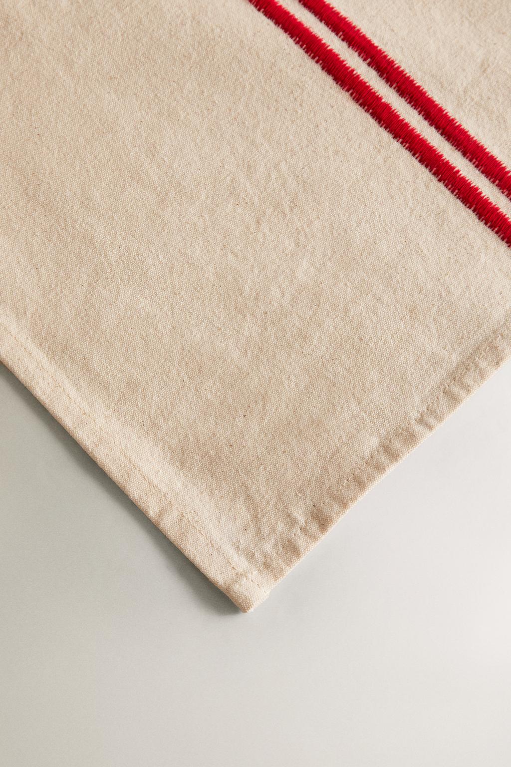 Скатерть с двойной вышитой полосой