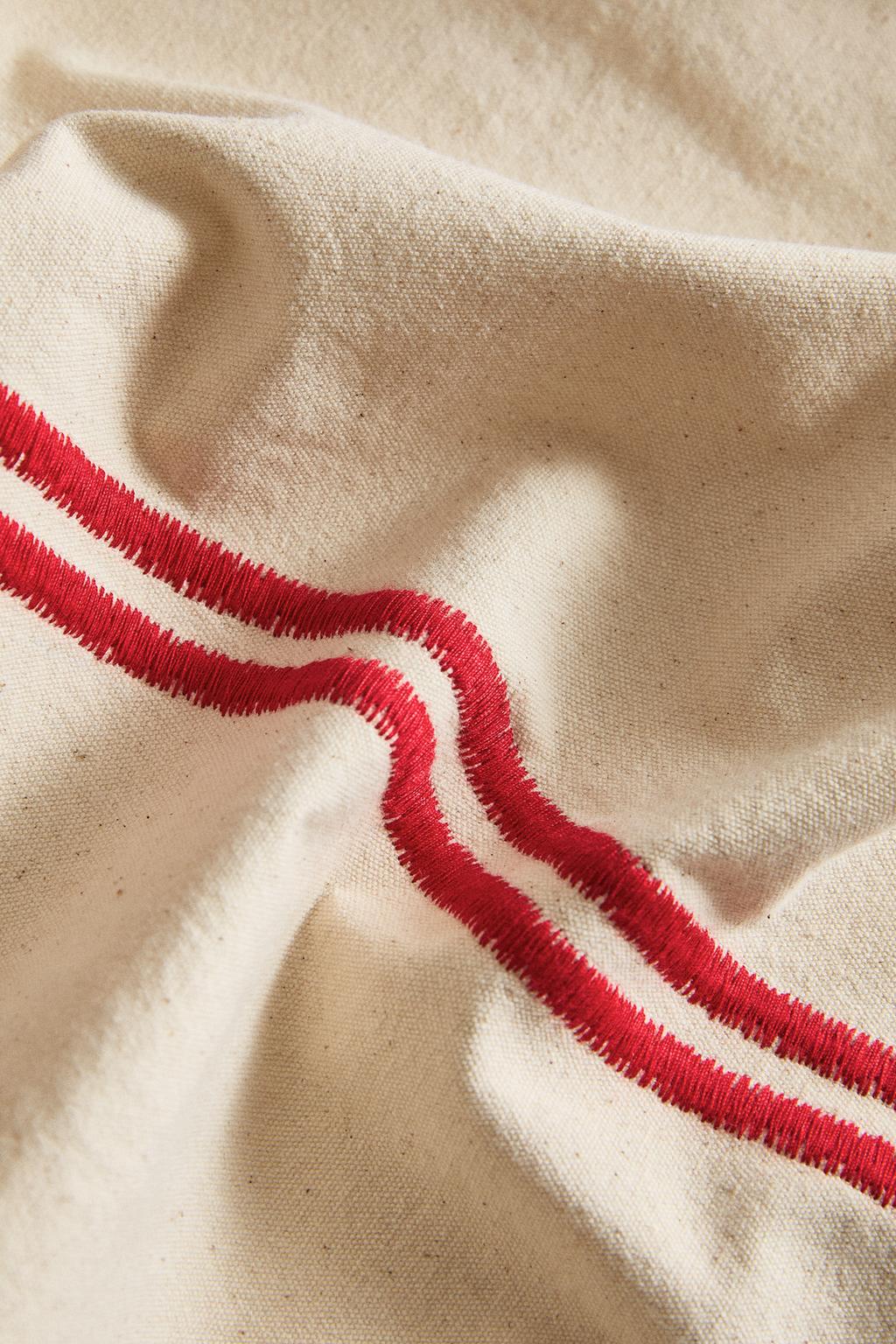 Скатерть с двойной вышитой полосой