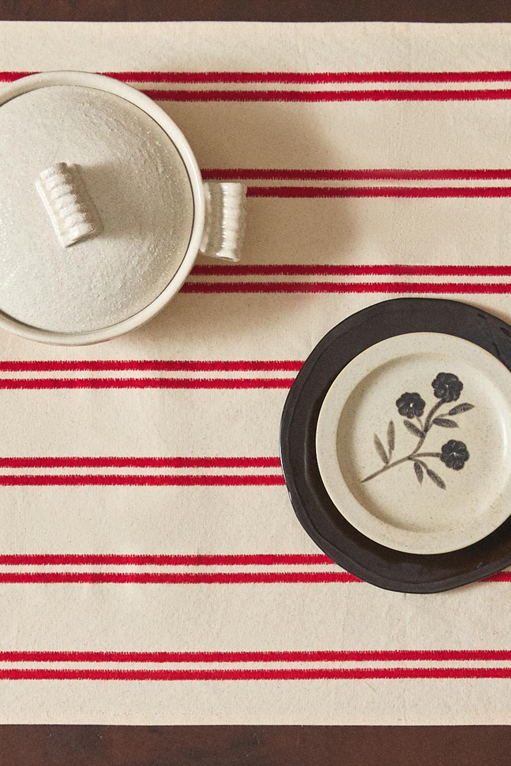 Вышитый бегунок для стола с двойной полосой