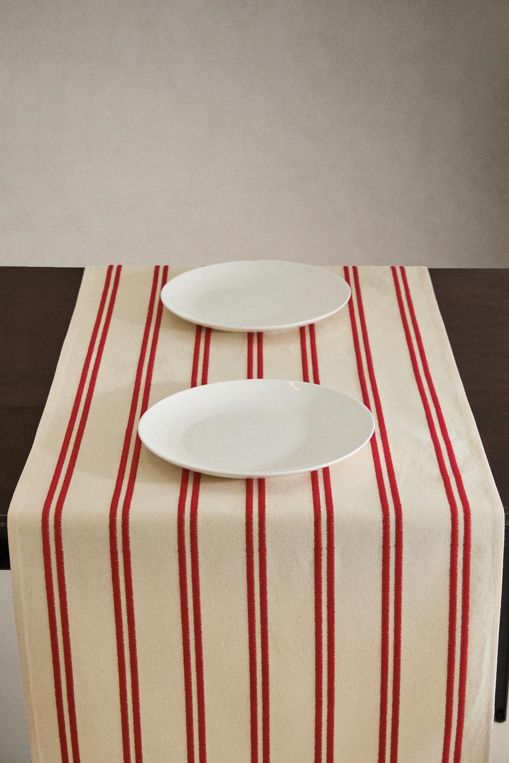 Вышитый бегунок для стола с двойной полосой