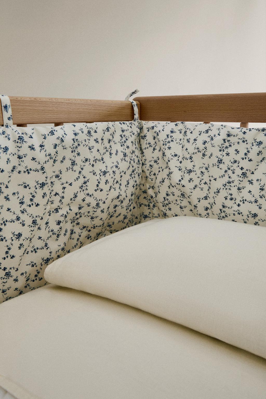 Синий чехол для борта кроватки с цветочным узором