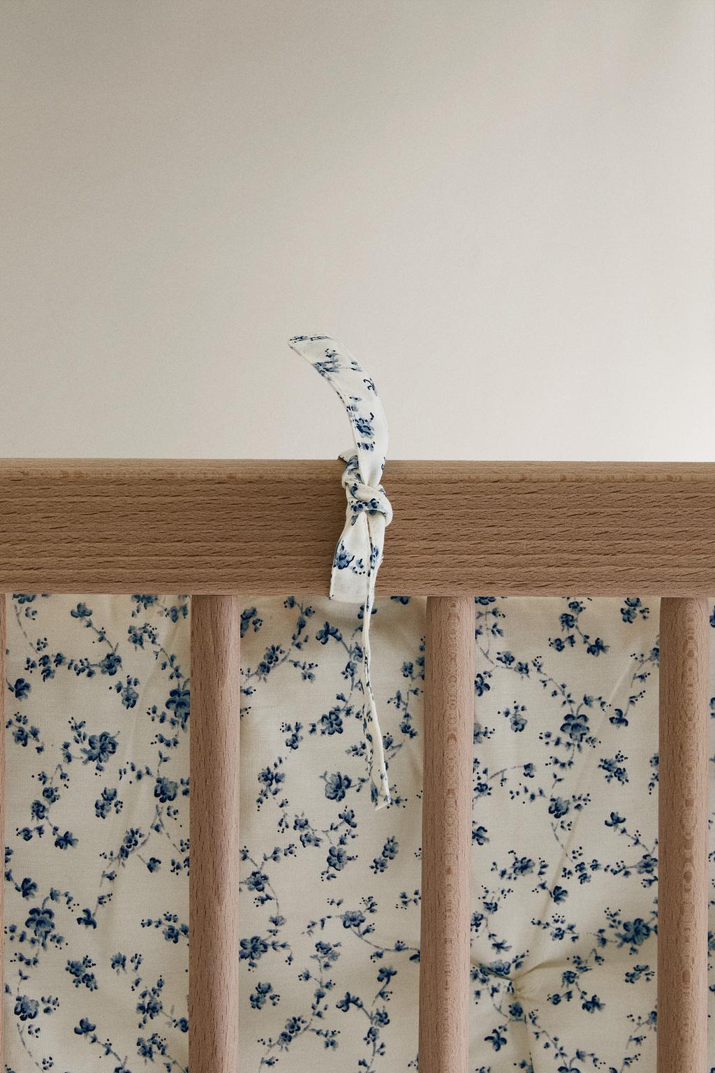 Синий чехол для борта кроватки с цветочным узором