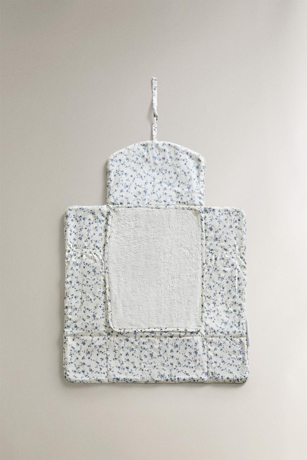 Портативный пеленальный мат zara с синим цветочным узором