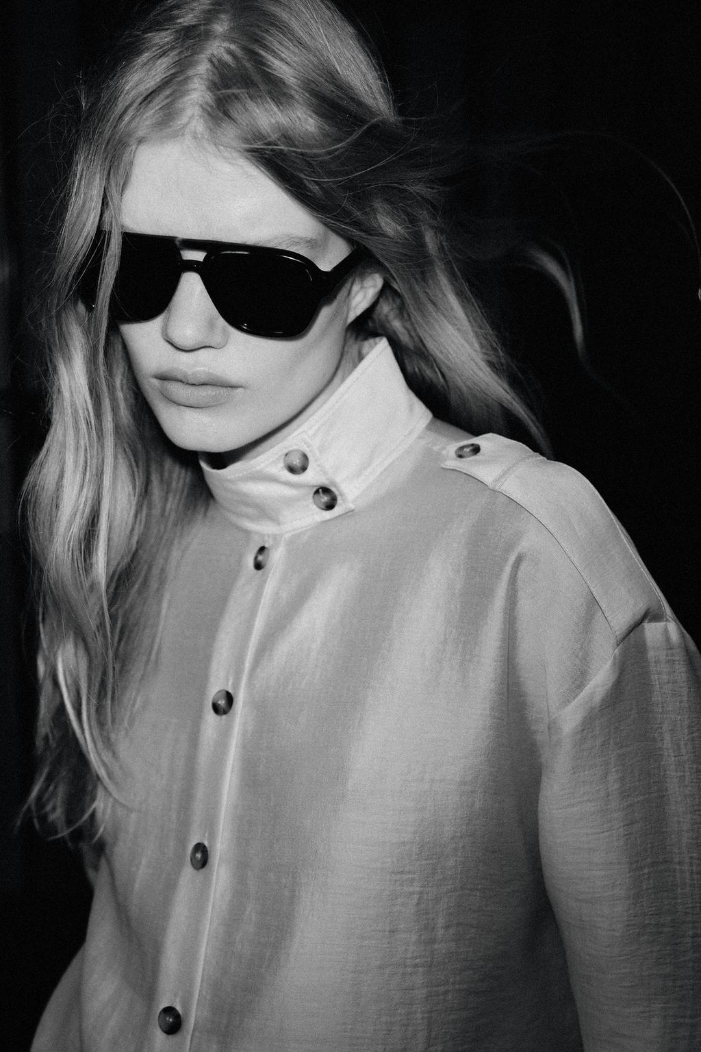 СТРУЯЩАЯСЯ РУБАШКА С ВОРОТНИКОМ-СТОЙКОЙ