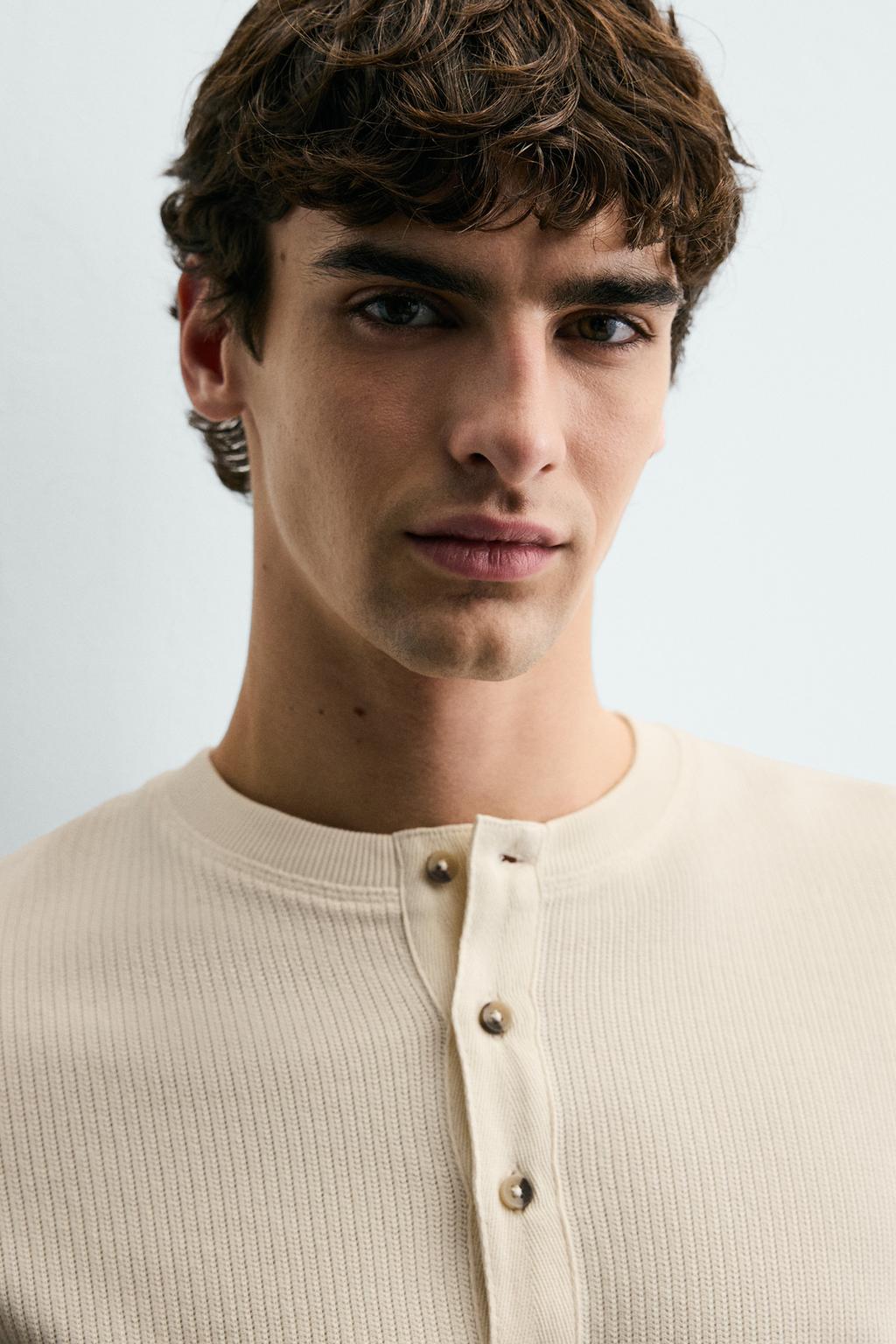 ФУТБОЛКА ИЗ РЕЛЬЕФНОГО ТРИКОТАЖА В РУБЧИК