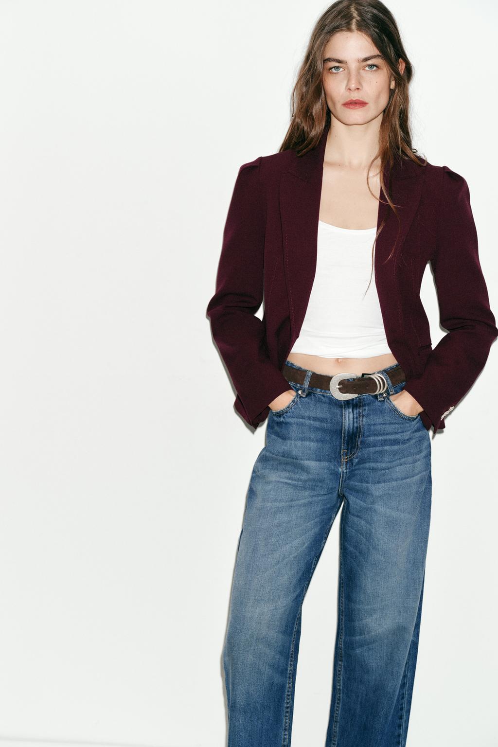 ПРИТАЛЕННЫЙ БЛЕЙЗЕР С ВЫДЕЛЕННОЙ ЛИНИЕЙ ПЛЕЧ