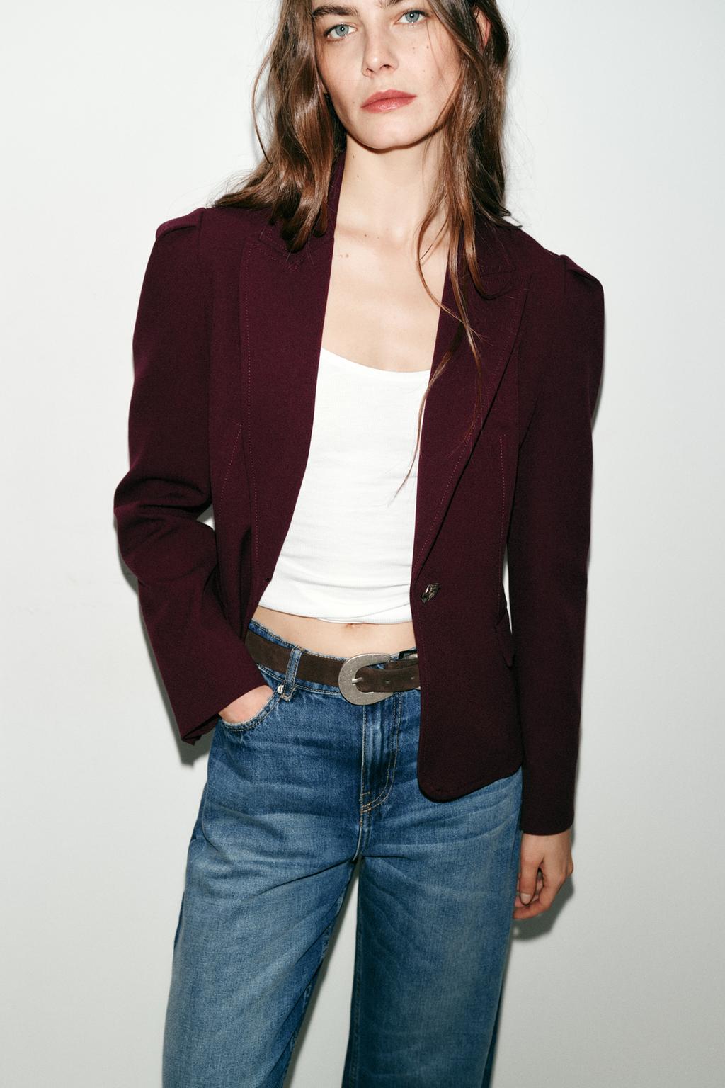 ПРИТАЛЕННЫЙ БЛЕЙЗЕР С ВЫДЕЛЕННОЙ ЛИНИЕЙ ПЛЕЧ