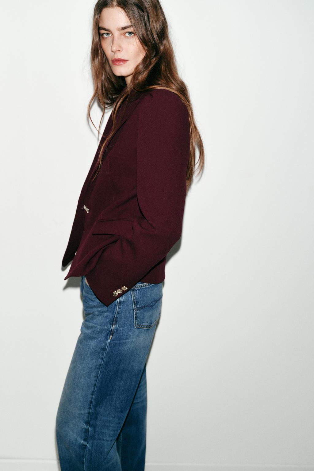 ПРИТАЛЕННЫЙ БЛЕЙЗЕР С ВЫДЕЛЕННОЙ ЛИНИЕЙ ПЛЕЧ