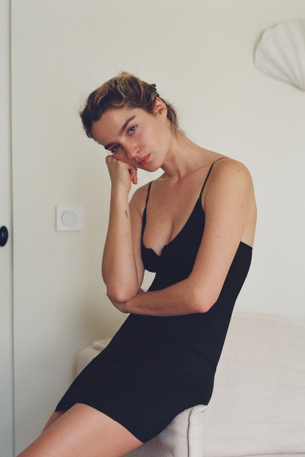 КОРОТКОЕ ПЛАТЬЕ ИЗ ПОЛИАМИДА НА МОЛНИИ