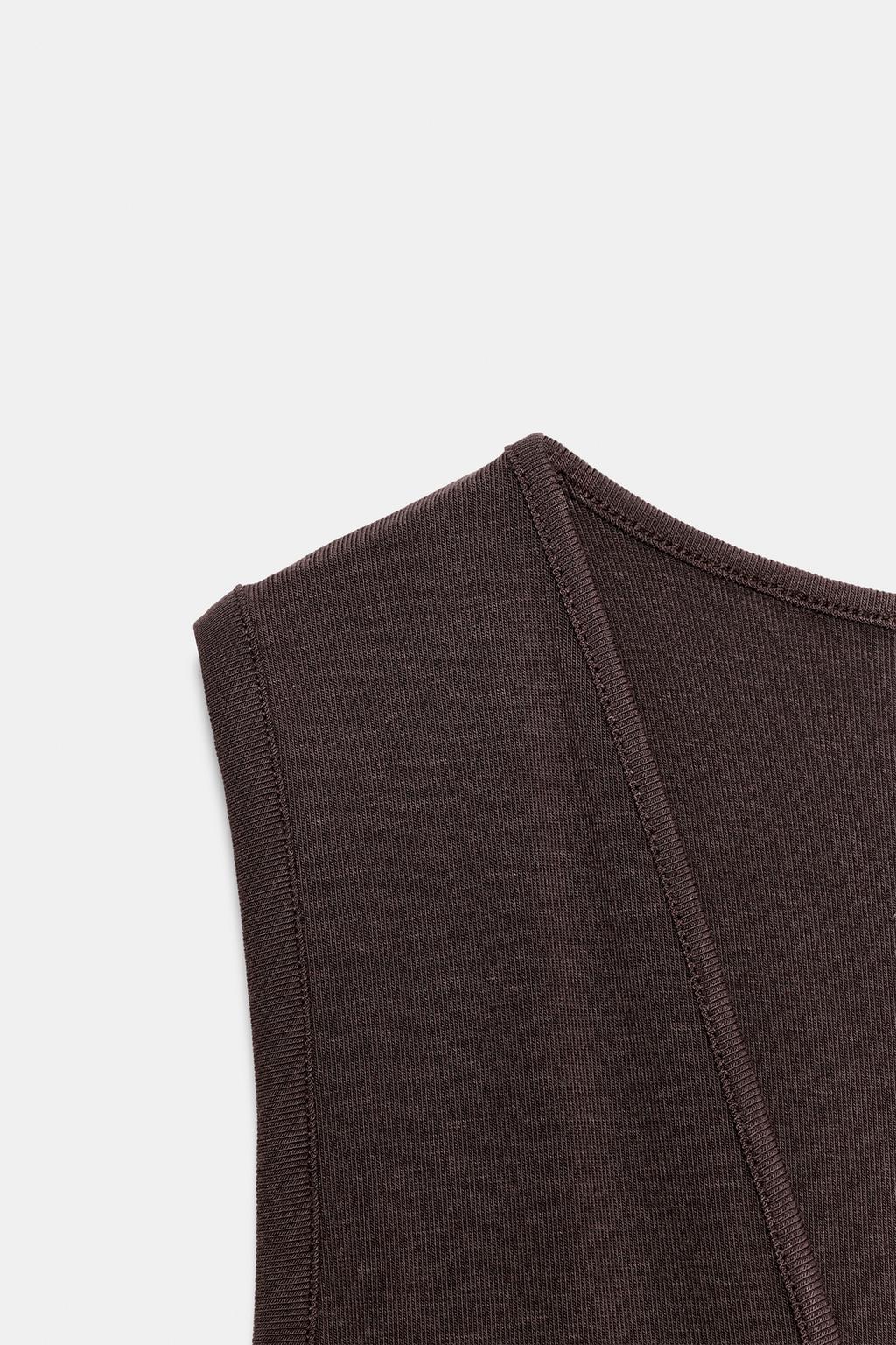 БОДИ ПРИТАЛЕННОЕ С V-ОБРАЗНЫМ ВЫРЕЗОМ