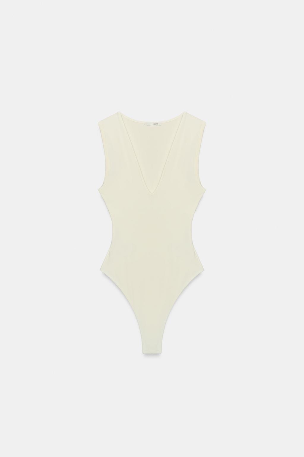 ОБЛЕГАЮЩЕЕ БОДИ С V-ОБРАЗНЫМ ВЫРЕЗОМ