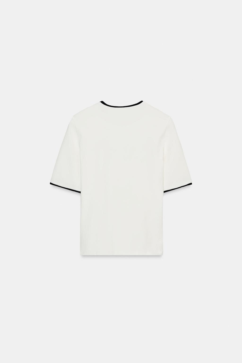 ФУТБОЛКА С НАДПИСЬЮ И КОНТРАСТНЫМИ ДЕТАЛЯМИ