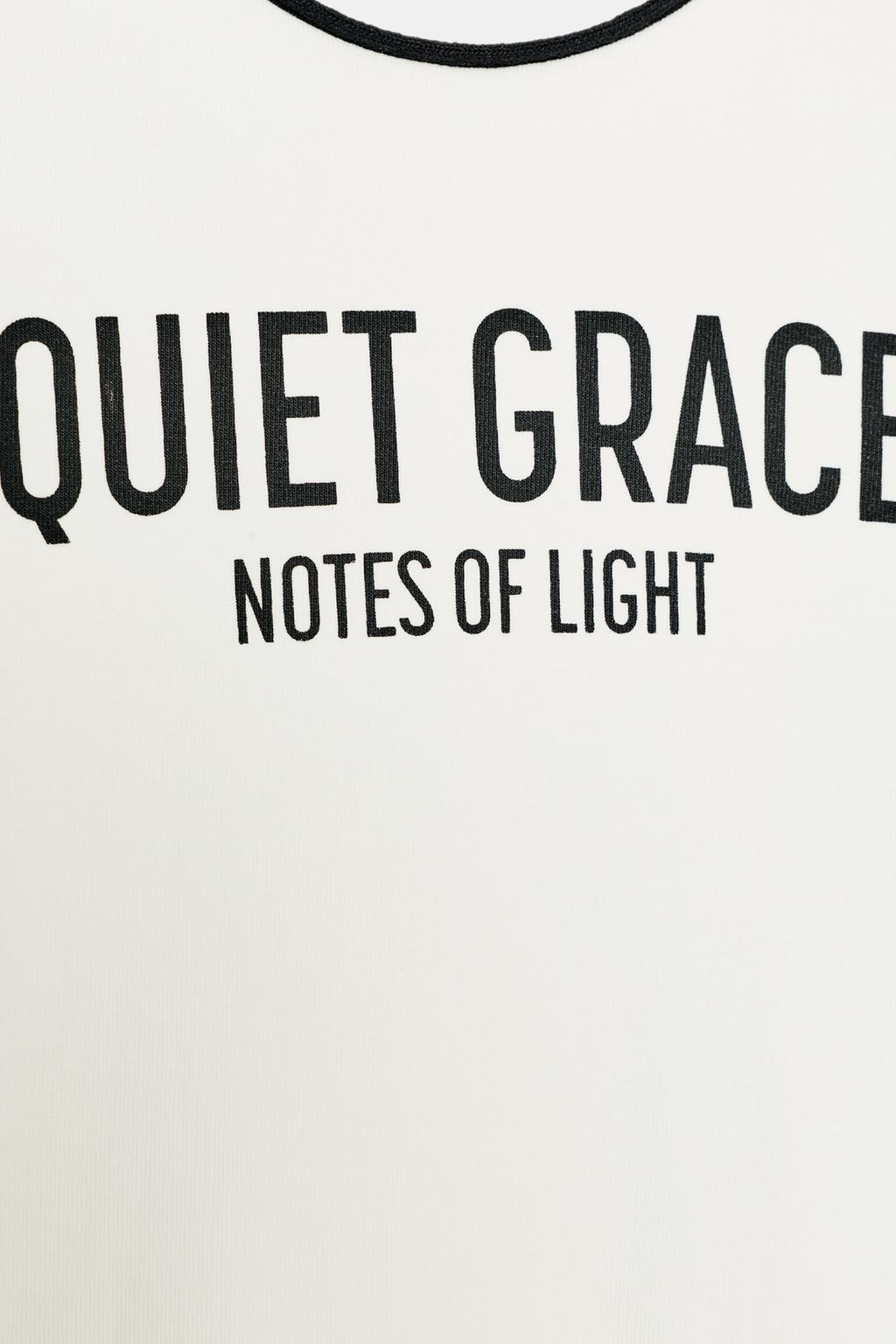 ФУТБОЛКА С НАДПИСЬЮ И КОНТРАСТНЫМИ ДЕТАЛЯМИ