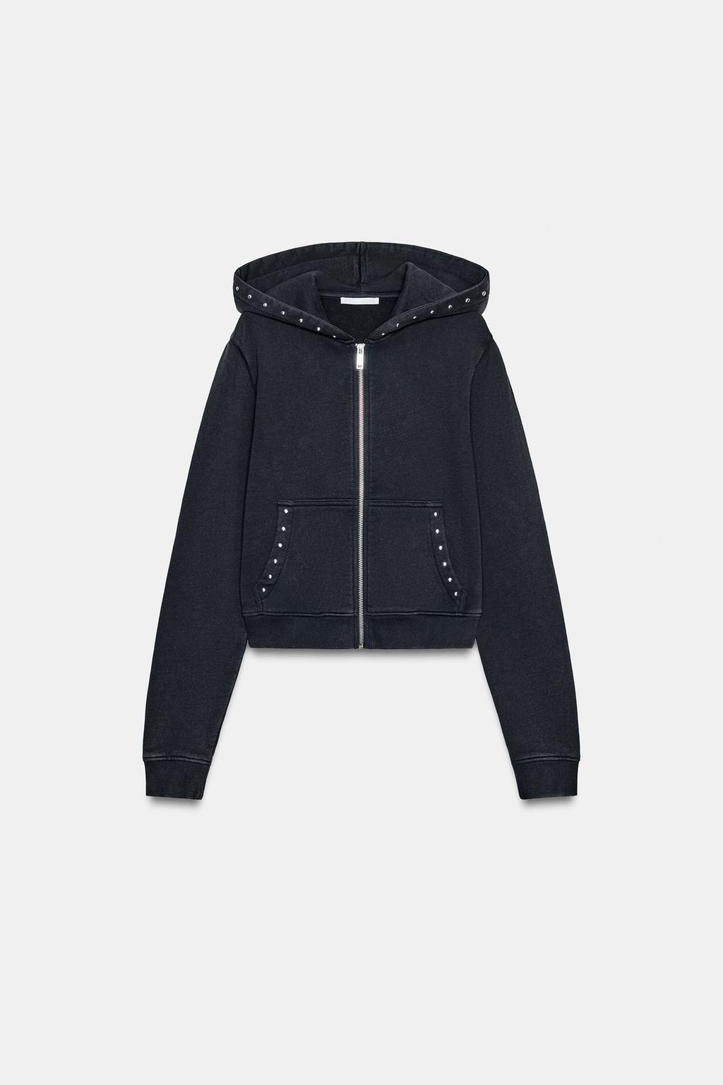 ТОЛСТОВКА ИЗ ФЛИСА С ЭФФЕКТОМ ПОТЕРТОСТИ И ЗАКЛЕПКАМИ