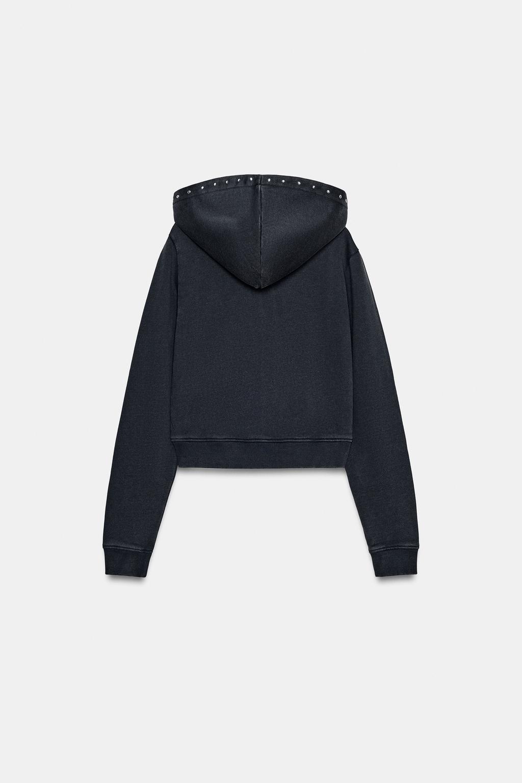 ТОЛСТОВКА ИЗ ФЛИСА С ЭФФЕКТОМ ПОТЕРТОСТИ И ЗАКЛЕПКАМИ